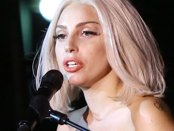 Em nova turnê, Lady Gaga está menos ousada no figurino e em performance