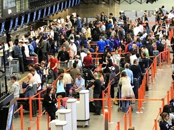 Empresas aéreas recomendam aos passageiros para que cheguem mais cedo ao aeroporto de Guarulhos para evitar filas no feriado de Páscoa