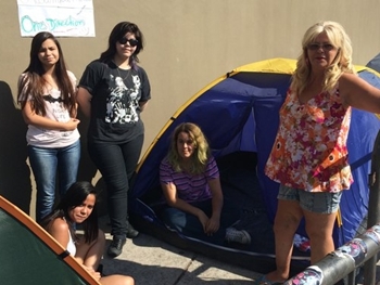 Fãs acampam há mais de um mês na espera dos shows de One Direction, Demi Lovato e Jonas Brothers