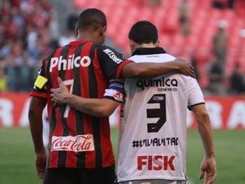 Corinthians 1 x 1 Atlético-PR Timão sofre empate no fim e não sobe na tabela do Brasileirão 2014