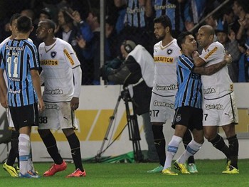 Grêmio 2 x 1 Botafogo Tricolor vence de virada e Alvinegro entra no Z-4 do Brasileirão 2014