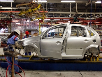 Queda da indústria de automóveis contribui para baixa do PIB no Brasil