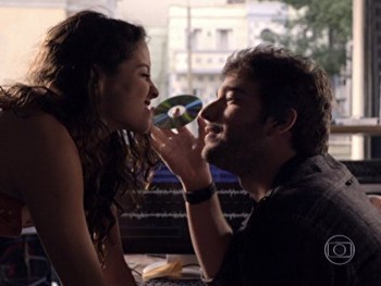 Novela Geração Brasil - Luane dá beijo em Davi na frente de Manu