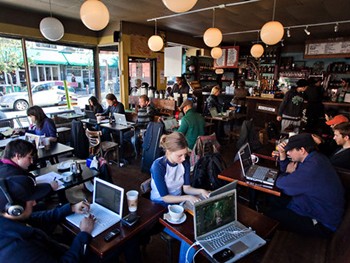 Apesar de muitos parques em Nova Iorque disponibilizarem internet sem fio a opção mais prática ainda são os cafés