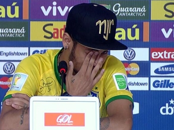 Neymar se emociona ao falar da lesão e afirma que poderia estar em uma cadeira de rodas