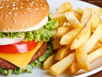 Sal, gordura e fritura em excesso na alimentação podem trazer danos aos cérebro