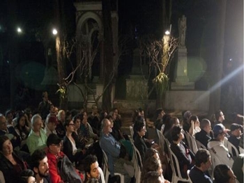 Sessão de cinema no cemitério tem excesso de público e causa tumulto na entrada
