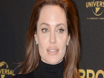 Angelina Jolie se acidenta com o carro